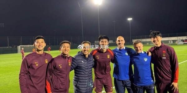 MK体育登录入口-将帅重逢，中乌赛后前广州队球员同卡帅合影留念
