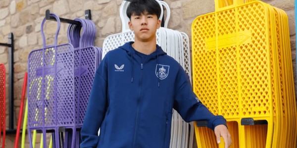 MK体育-伯恩利官方：签下19岁中国前锋张家鸣，他将效力U21队